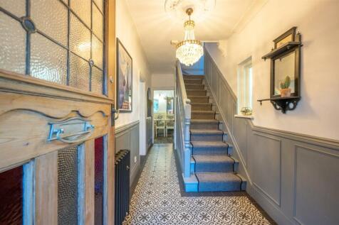 WELCOMING RECEPTION HALLWAY
