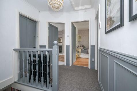 FIRST FLOOR LANDING