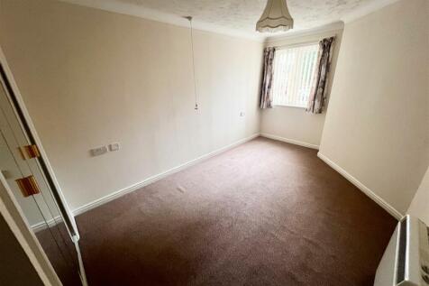 DOUBLE BEDROOM