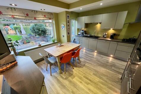 EXTENDED BREAKFAST KITCHEN