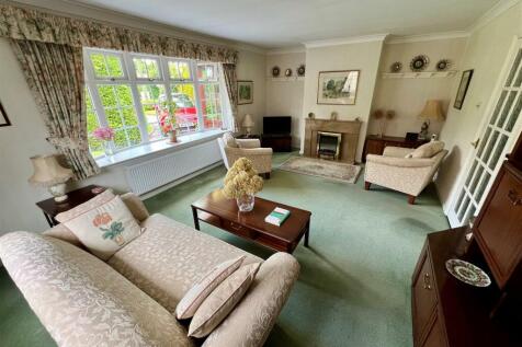 SPACIOUS LIVING ROOM