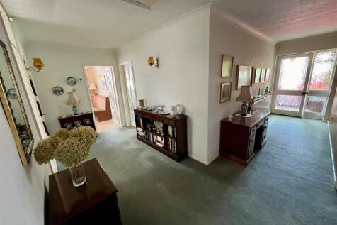 WELCOMING RECEPTION HALLWAY