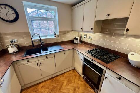 FULLY FITTED KITCHEN