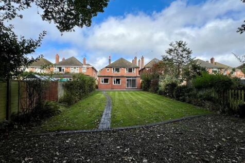 DELIGHTFUL REAR GARDEN