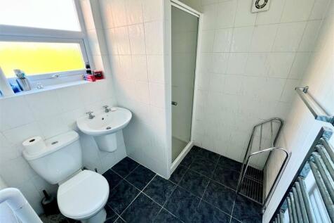 GROUND FLOOR SHOWER ROOM