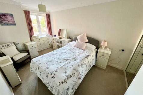DOUBLE BEDROOM