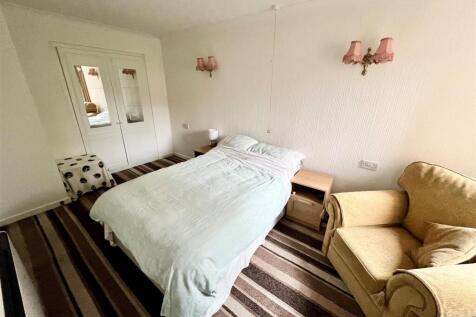 DOUBLE BEDROOM