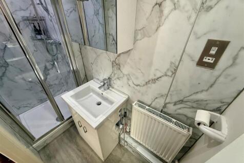 EN SUITE SHOWER ROOM