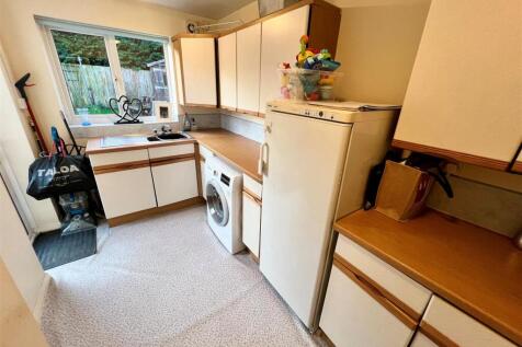 GENEROUS UTILITY ROOM