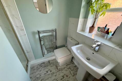 DHR96 En Suite.jpg