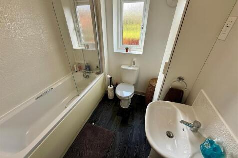NW2 Bathroom.jpg