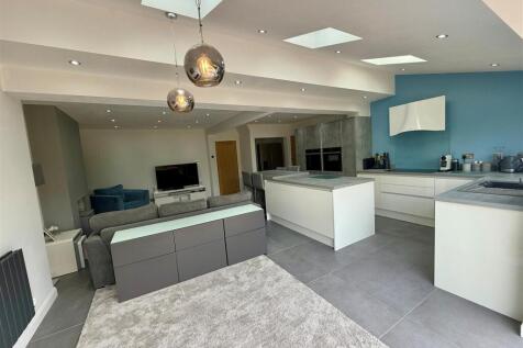 WR57 Kitchen Dining.jpg