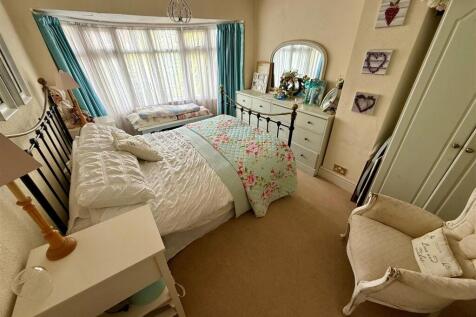 YR127 Bed1.jpg