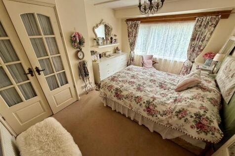 YR127 Bed2.jpg