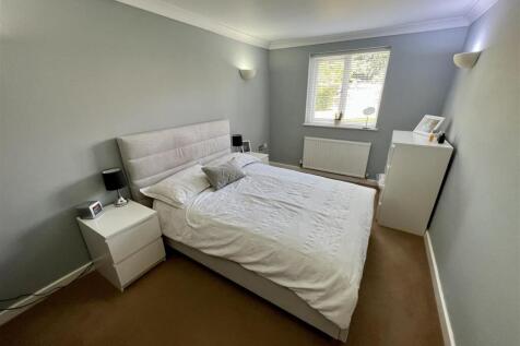 DOUBLE BEDROOM