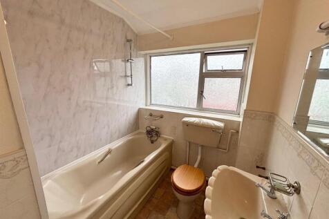 7 coniston bathroom.jpg