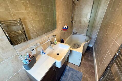 YR177 Bathroom.jpg