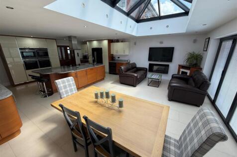 BC76 Kitchen3.jpg