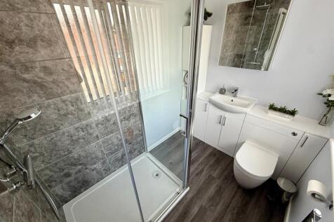 BC76 En Suite.jpg