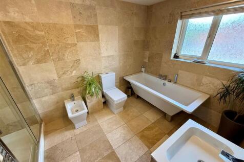 BC76 Bathroom.jpg