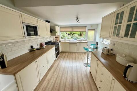 TL382 Kitchen.jpg