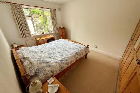 TL382 Bed1.jpg