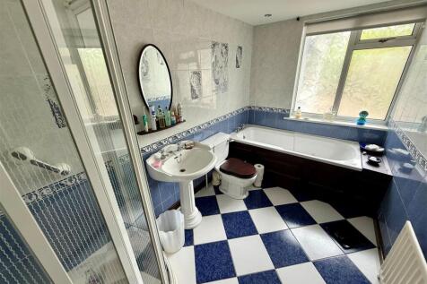 TL382 Bathroom.jpg