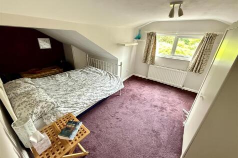 TL382 Bed2.jpg