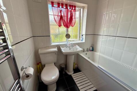 MR46 Bathroom.jpg