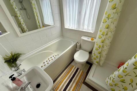 CR52 Bathroom.jpg