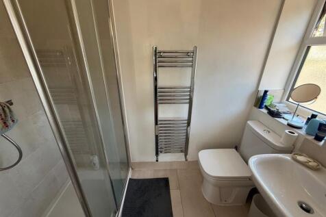BR102 Ensuite.jpg