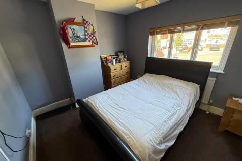 BR102 Bed2.jpg
