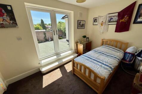 BR102 Bed3.jpg