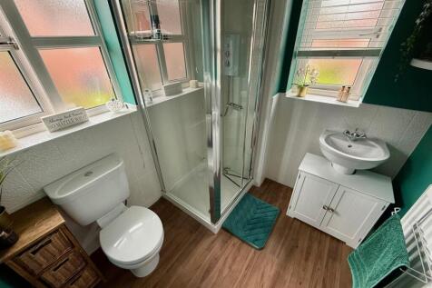 HWC24 En Suite.jpg