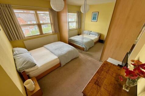 VR129 Bed1.jpg