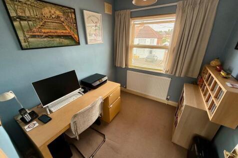 VR129 Bed3.jpg