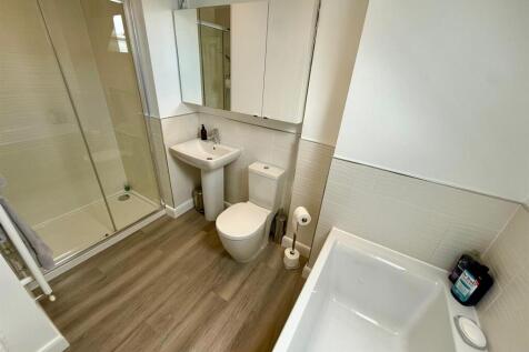 KL8 En Suite.jpg