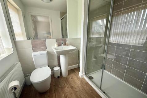KL8 En Suite2.jpg