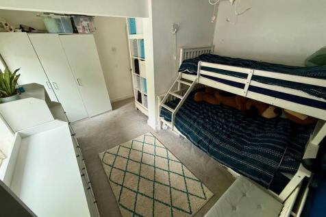 RR46 Bed3.jpg