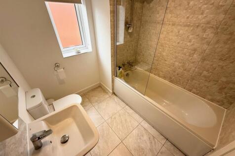 PG10 Bathroom.jpg