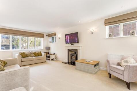 73 Dukes Wood Dri...