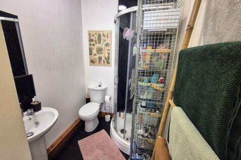 Flat 1 bathroom