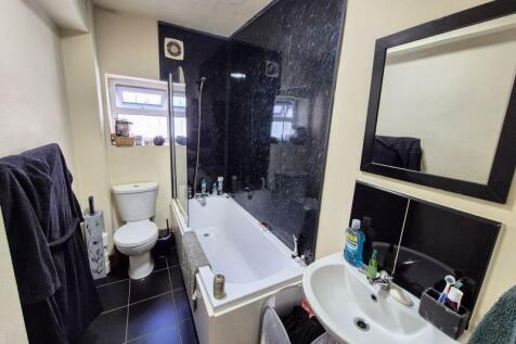 Flat 1 Bathroom