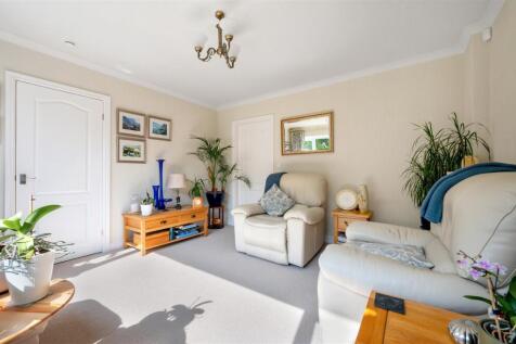 SNUG / FAMILY ROOM