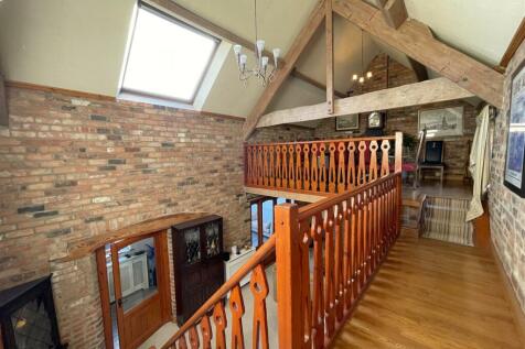SPLIT LEVEL GALLERIED LANDING