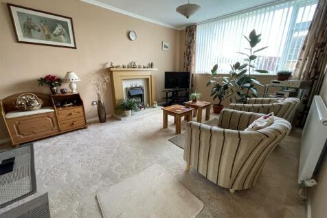 OPEN PLAN LIVING/DINING ROOM