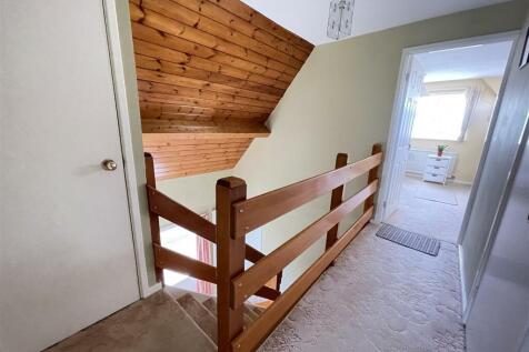 FIRST FLOOR GALLERIED LANDING