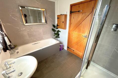 BATH/SHOWER ROOM