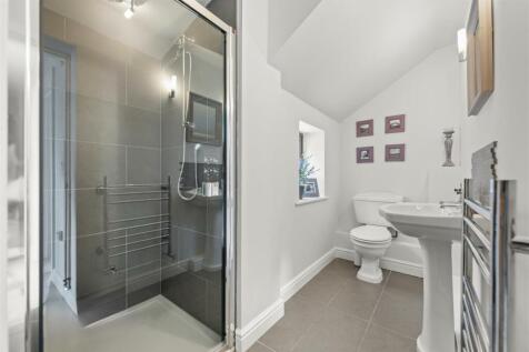 GROUND FLOOR SHOWER/CLOAK ROOM