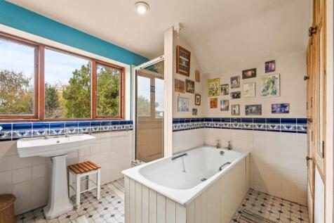 BATHROOM/SHOWER ROOM